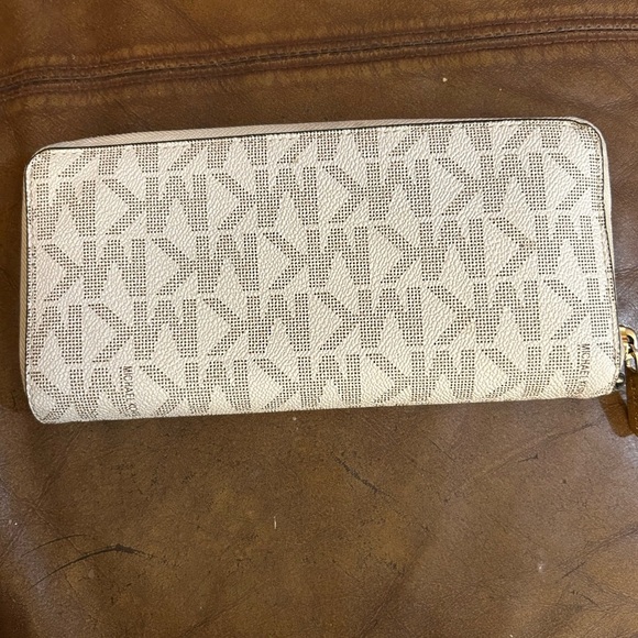 Michael Kors Illustrations Gold Stars Continental Travel Wallet Signature - Picture 2 of 15